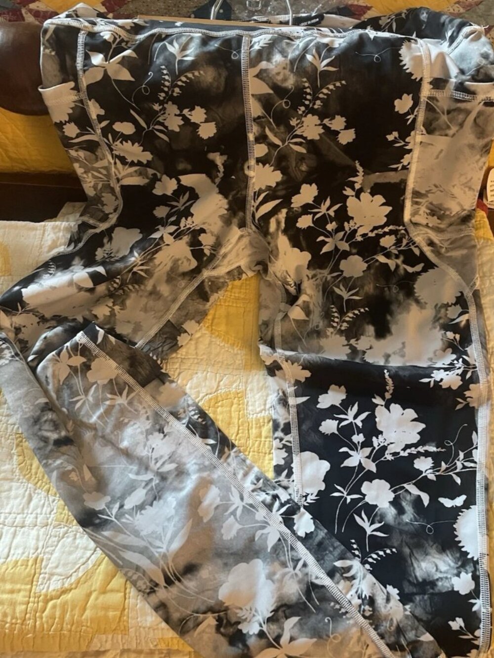 TOLANI COLLECTION BLACK & WHITE LEGGINGS W/ SIDE POCKETS - L - NWOT